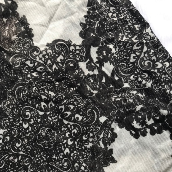 H&M Infinity Scarf in Black/White EUC - Picture 5 of 6